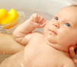 תינוק עושה אמבטיה