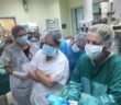צוות רפואי חדר ניתוח מיילדותי יולדת בת 60