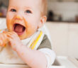 תינוק אוכל מזון מוצק