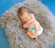 תינוק עם מכשיר PICO לניטור נשימות