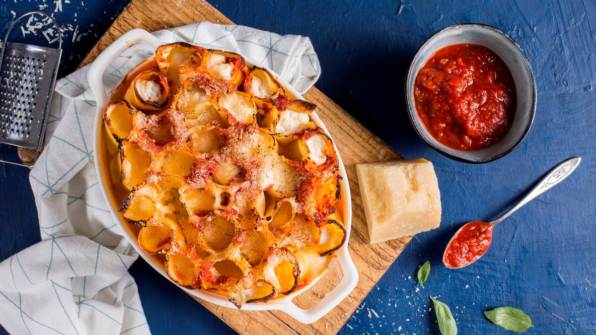 מאפה קנלוני עומד במילוי גבינות ורוטב עגבניות