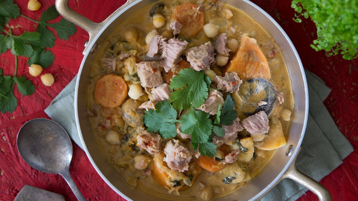 תבשיל קארי תאילנדי עם ירקות, טונה בהירה, גרגירי חומוס ופלפל חריף